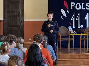 Policjantka prowadzi spotkanie.