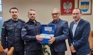 Zdjęcie grupowe z Komendantem Komisariatu Policji w Redzie, któremu wręcza alkometr Burmistrz Miasta Reda. Obok nich stoją Zastępca Komendanta Komisariatu Policji w Redzie oraz Zastępcy Burmistrza.