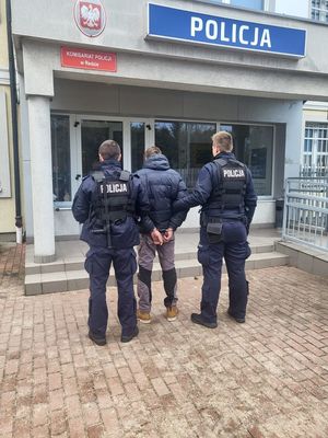 Policjanci prowadzą zatrzymanego do komisariatu w Redzie