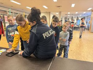 Policjantka prowadzi spotkanie z dziećmi.