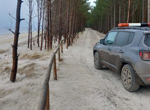 samochód straży leśnej jedzie drogą leśną