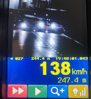 Zdjęcie ekranu urządzenia Trucam, które zarejestrowało przejazd kierowcy porsche - 138km/h na pięćdziesiątce