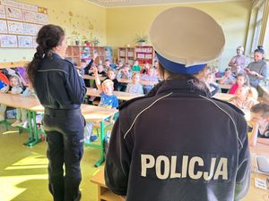 Policjantka prewencji oraz ruchu drogowego prowadzą spotkanie z dziećmi.