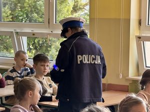 Policjantka rozdaje odblaski