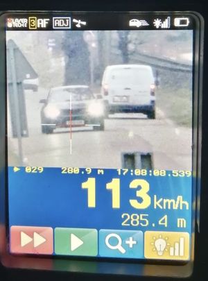 Zdjęcie wyświetlacza z miernika prędkości tru-cam z wynikiem 113 km/h