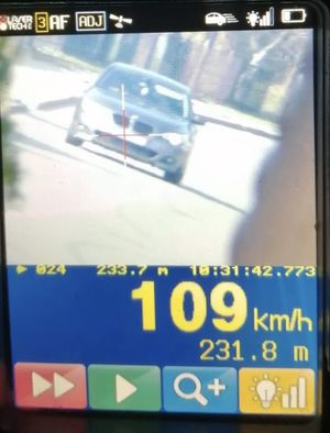 Zdjęcie z miernika prędkości tru-cam z wynikiem 109 km/h.