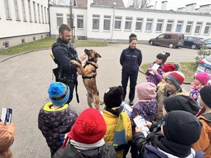 Policjanci rozmawiają z dziećmi