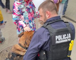 Policjanci rozmawiają z dziećmi