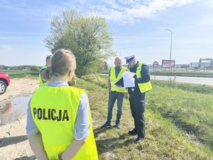 Komisja rozmawia w rejonie miejsca zdarzenia.