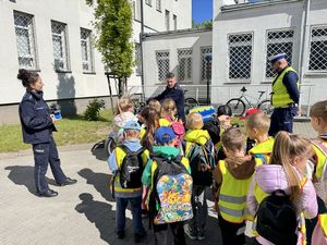 policjanci rozmawiają z dziećmi