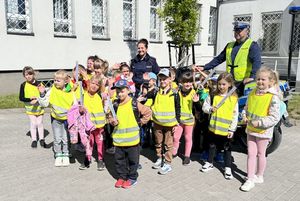 Zdjęcie grupowe dzieci z policjantami