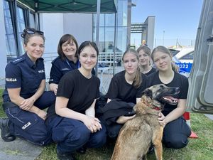 Wspólne zdjęcia z podczas wydarzenia , na zdjęciu pozują policjantki z czworonożną Luną wraz z uczniami szkoły.