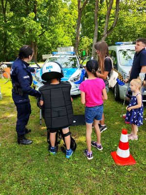 policjanci na pikniku ekologicznym w Wejherowie