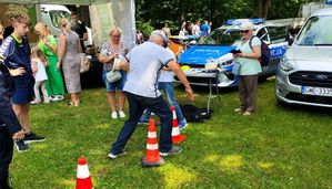 Piknik ekologiczny, tor przeszkód, mężczyzna spaceruje po nim w alko-goglach