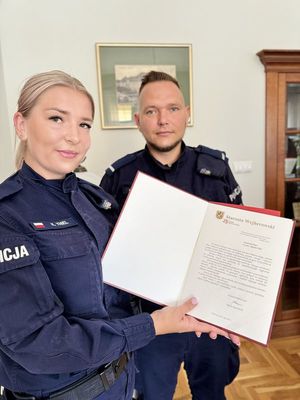 Wyróżnieni policjanci z listem gratulacyjnym