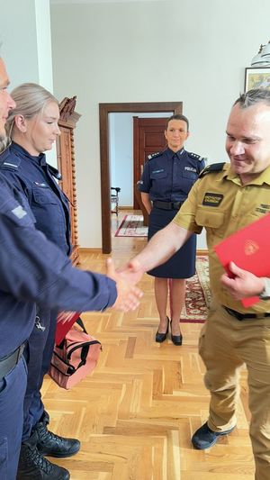 Komendant Powiatowy Państwowej Straży Pożarnej składa gratulacje policjantom