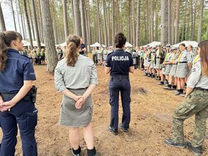 Policjanci rozmawiają z harcerzami