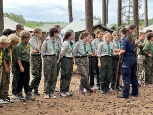 Policjanci rozmawiają z harcerzami