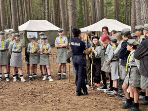 Policjanci rozmawiają z harcerzami