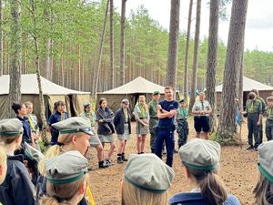 Policjanci rozmawiają z harcerzami