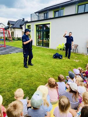 Policjant prowadził spotkanie z dziećmi.