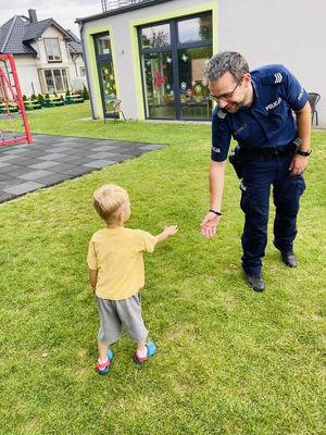 Policjant prowadził spotkanie z dziećmi.