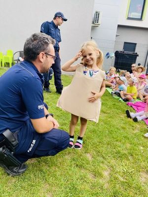 Policjant prowadził spotkanie z dziećmi.