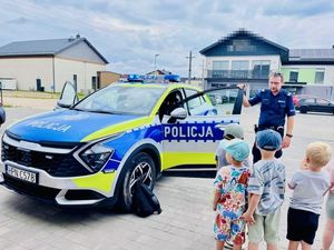 Policjant prowadził spotkanie z dziećmi.