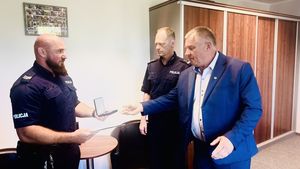 Wiceprezes Koła składa gratulacje wyróżnionemu policjantowi.