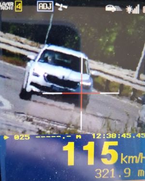 Zdjęcie z urządzenia trucam na którym zarejestrowano prędkość 115 km/h.