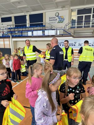 Policjanci rozdają odblaski dzieciom