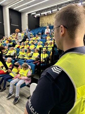 Spotkanie z policjantem w centrum samorządowym w Szemudzie