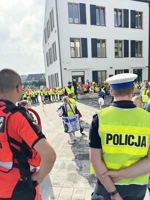 Policjanci uczestniczą w spotkaniu z dziećmi przed centrum samorządowym