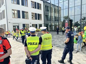 spotkanie z dziećmi na dziedzińcu przed centrum samorządowym w Szemudzie