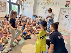 Policjanci prowadzą zajęcia z dziećmi