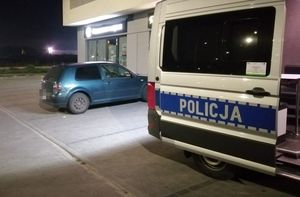 na pierwszym planie stoi radiowóz a za nim niebieski volkswagen golf