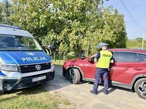 Policjant wykonuje kontrolę drogową