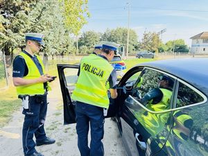 Policjant wykonuje kontrolę drogową