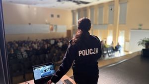 Policjantka prowadzi zajęcia