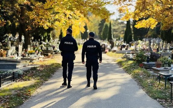 Policjanci patrolują rejon cmentarza