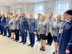 Policjanci stoją w dwuszeregu