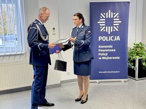 Pani Komendant składa życzenia Komendantowi Powiatowemu