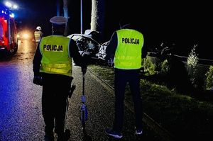 Policjanci pracują na miejscu zdarzenia