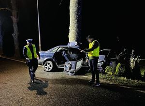 Policjanci wykonują oględziny