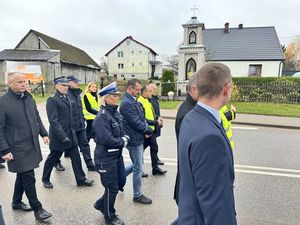 Przemarsz ulicą w kierunku centrum samorządowego