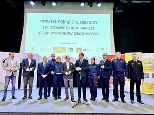 Wspólne zdjęcie osób biorących udział w wydarzeniu