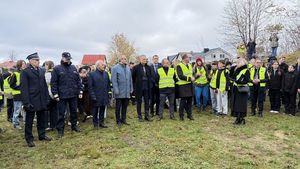 wspólne sadzenie pamiątkowego dębu