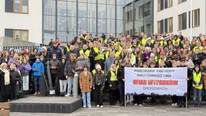 zdjęcie grupowe przed centrum samorządowym