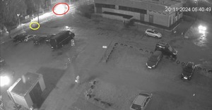 Zdjęcie z monitoringu obrazujące idąca pieszą