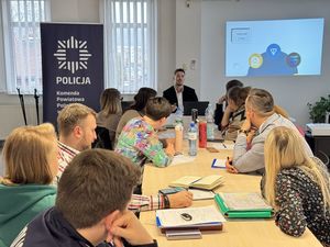 Biegły prowadzi spotkanie, policjanci siedzą i słuchają wykładu